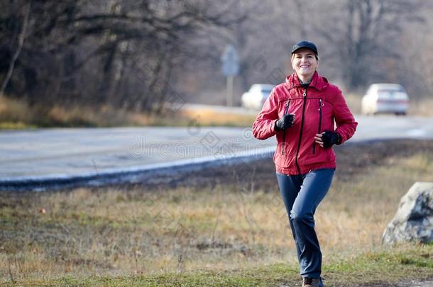 一女人跑采用指已提到的人红色的短上衣