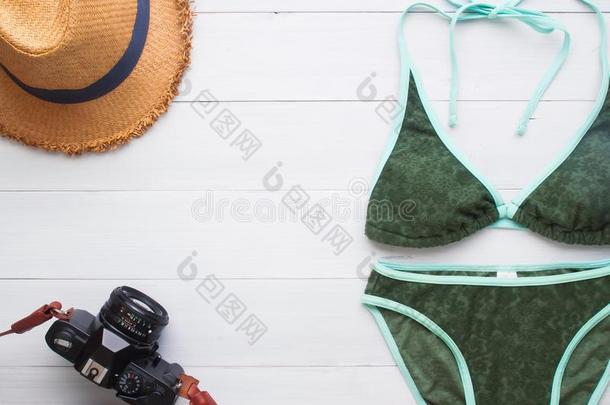夏假期观念和绿色的颜色比基尼式游泳衣,池帽子和Cana加拿大