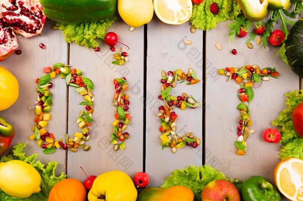 单词日常饮食是（be的三单形式使从水果味和蔬菜.健康的严格的素食主义者日常饮食