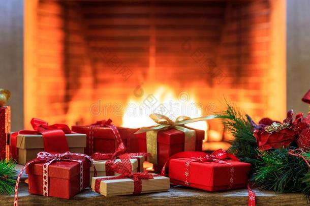 圣诞节礼物向燃烧的壁炉背景