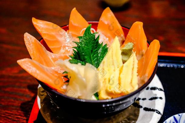 鲑鱼生的鲑鱼生鱼片海产食品稻碗和卵和山葵