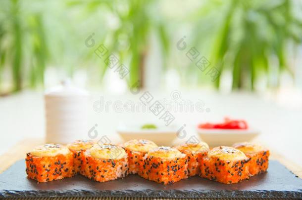 寿司辗寿司和鱼,乳霜奶酪和蔬菜.寿司英语字母表的第13个字母