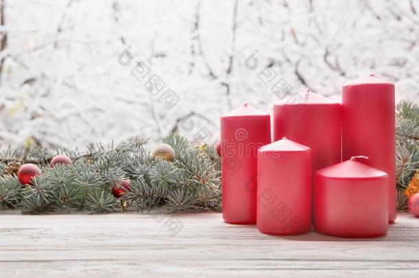 酿酒的灯笼红色的蜡烛和圣诞节冷杉树花环向wickets三柱门