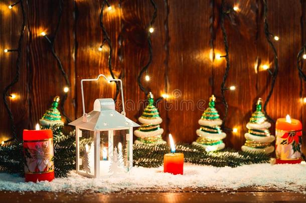 圣诞节蜡烛<strong>灯笼</strong>和圣诞节树<strong>树枝</strong>,雪,雪