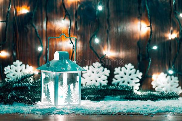 圣诞节蜡烛灯笼和圣诞节树树枝,雪,雪