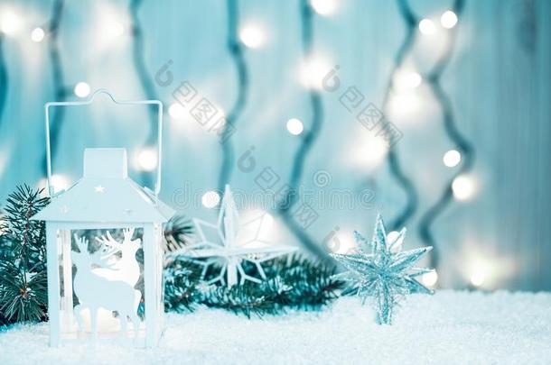 圣诞节蜡烛灯笼和圣诞节树树枝,雪,雪