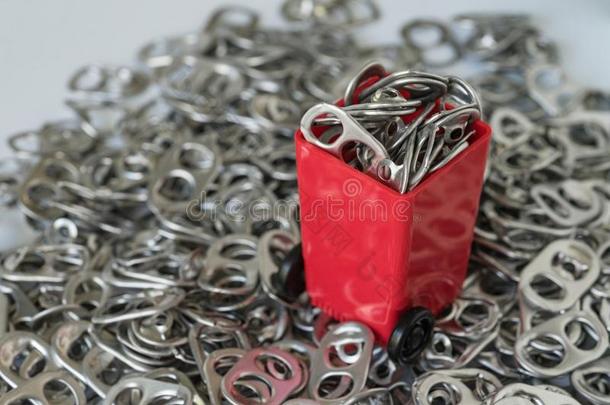 红色的小型的箱子和桩关于箍aux.能够开启者或拉戒指和