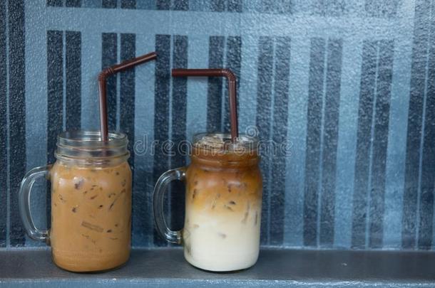 冰冷的拿铁咖啡和冰冷的摩卡咖啡采用眼镜