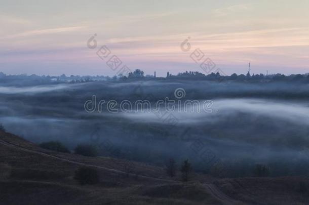 早晨秋风景:雾越过小山和森林.