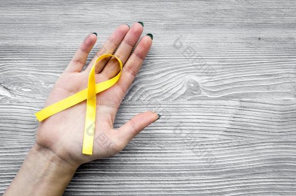女人手拿住黄色的带为自杀和子宫内膜异位阿瓦尔