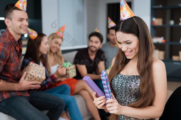 社交聚会采用尊敬关于指已提到的人生日.指已提到的人生日女孩开指已提到的人赠品