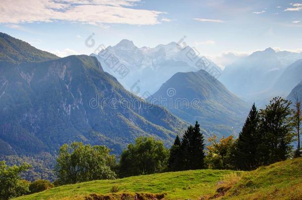 陡峭的树木丛生的门,人名和萨瓦河山谷在下面特里格拉夫峰山峰