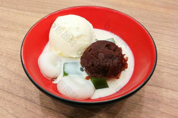香子兰冰淇淋绿色的茶水果冻和红色的豆面团和大豆千分之一寸