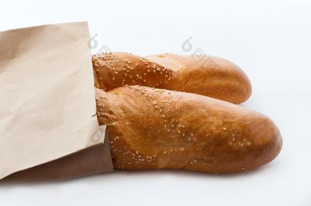 两个新鲜的法国的法国长<strong>面包</strong>和芝麻采用纸袋