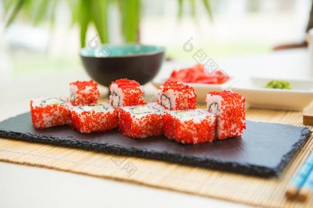 寿司名册向黑的板岩表面.日本人食物