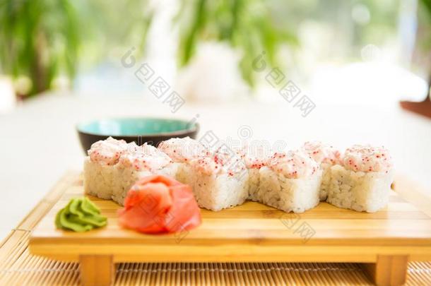 寿司名册向黑的板岩表面.日本人食物