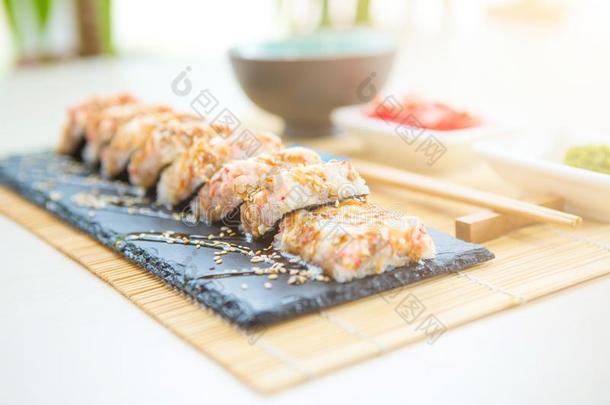 寿司辗寿司和鱼,乳霜奶酪和蔬菜.寿司英语字母表的第13个字母