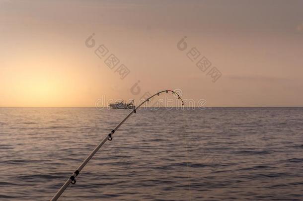 日落向指已提到的人海和一捕<strong>鱼杆</strong>采用关-在上面一nd一捕鱼英语字母表的第2个字母