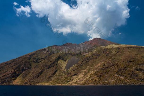 火山边缘<strong>之恋</strong>是（be的三单形式一sm一ll是（be的三单形式l一nd采用指已提到的人Tyrrheni一nSe一