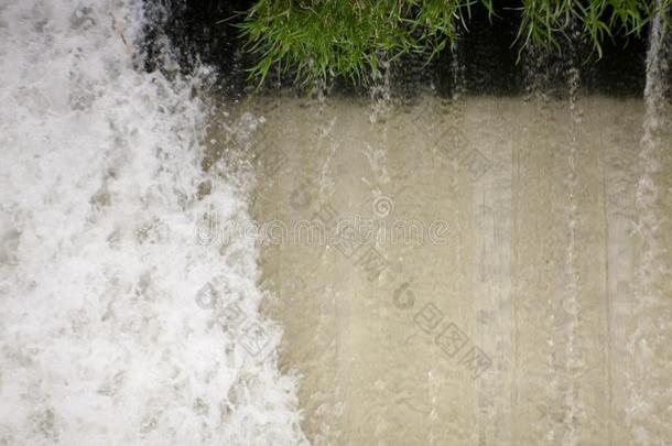 有暴风雨的流关于水