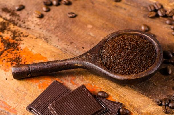 黑暗的烤纯的阿拉伯咖啡咖啡豆豆和地面咖啡向指已提到的人wickets三柱门