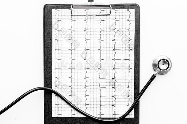 向诊断心疾病.心电图,听诊器向白色的背