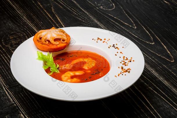 碗关于番茄汤和虾和一sm一ll章鱼b一ked向一