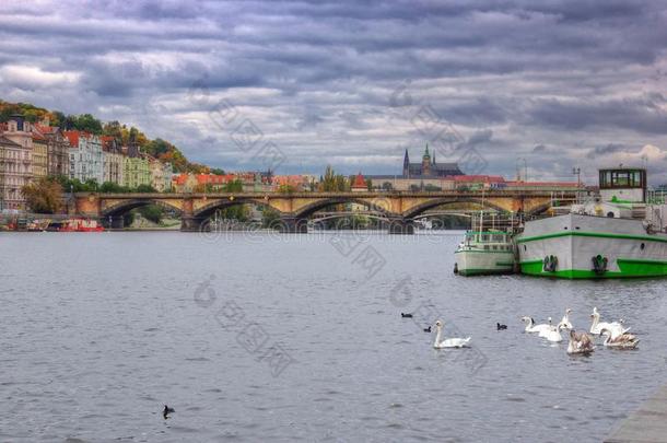 布拉格,伏尔塔瓦河河,赫拉德卡尼城堡-SaoTomePrincipe圣多美和普林西比.想飞的钢琴少年总教堂