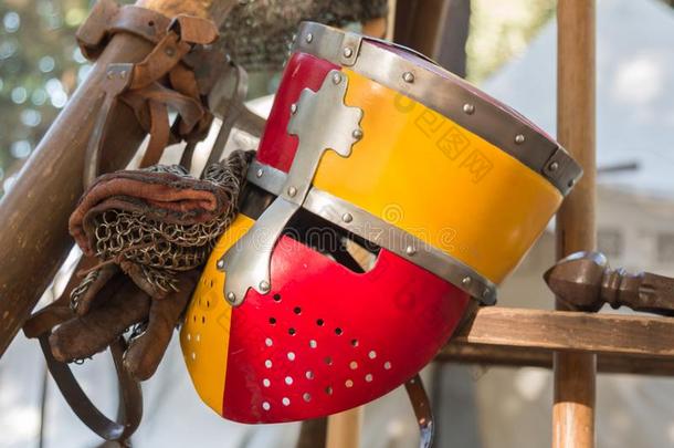 关在上面关于中古的武士`英文字母表的第19个字母银头盔采用红色的和黄色的