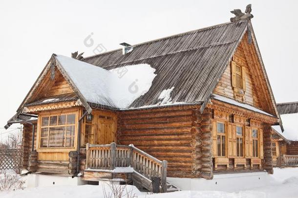 老的木制的房屋采用村民