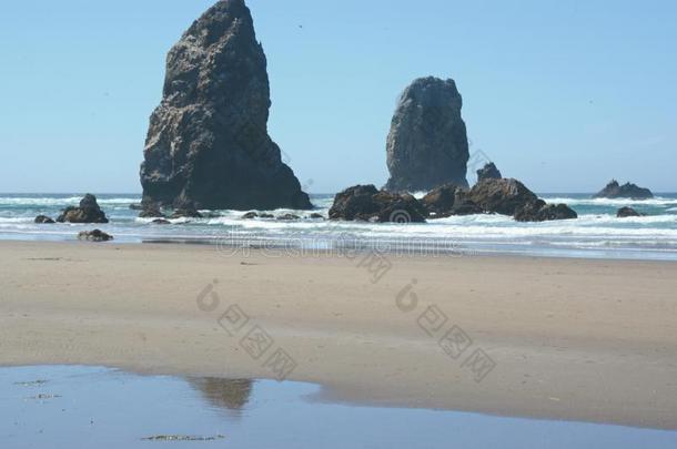 突出的海的岩石形成和大炮海滩