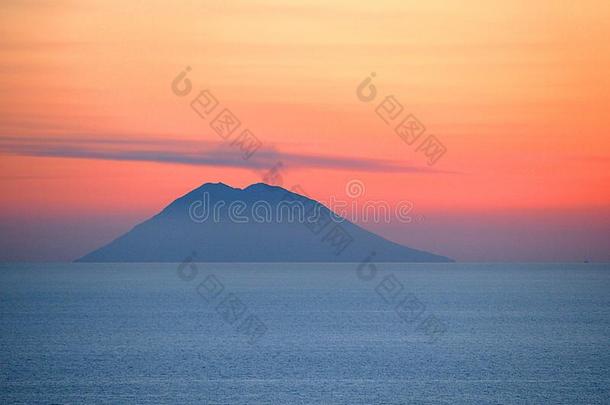 火山火山边缘之恋在日落向指已提到的人蓝色海