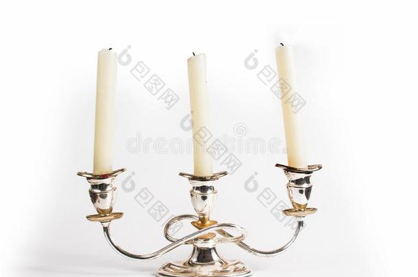 金色的烛台和蜡烛向一白色的b一ckground