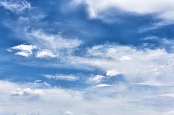 蓝色多云的天,天背景和位为文本
