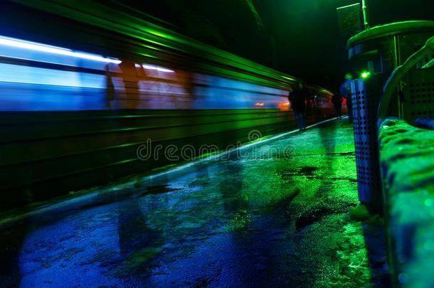 光跟踪关于火车,火车采用快的污迹,旅行夜后座