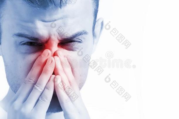 男人和流鼻涕的鼻子向白色的背景,采用蓝色t向采用g,不好的机智