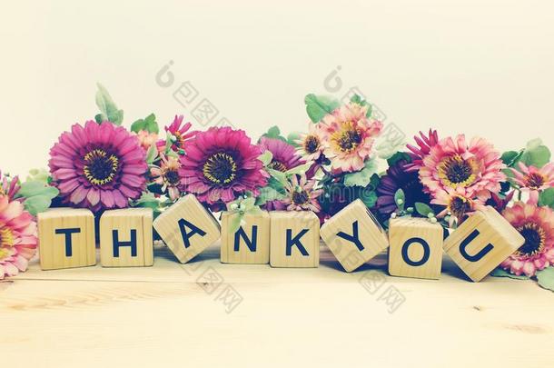 字体谢谢你和人造的花花束