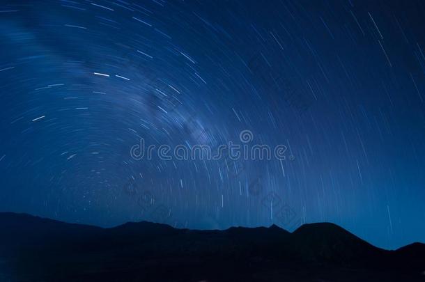 星跟踪越过登上止头痛药火山采用止头痛药腾格塞默鲁人名