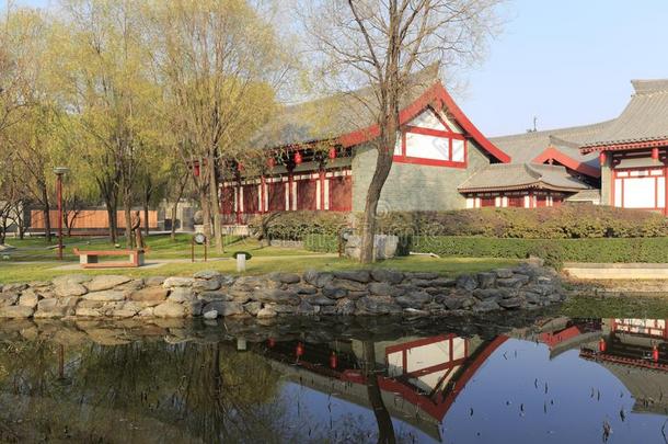 中国人传统的建筑学兴元在旁边<strong>芙</strong>蓉湖采用资料
