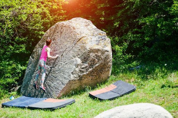 登山者是（be的三单形式用<strong>大鹅</strong>卵石铺的路在户外.