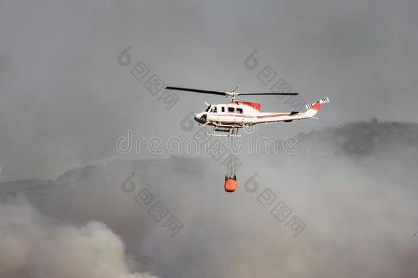 火直升机和水油箱反对烟