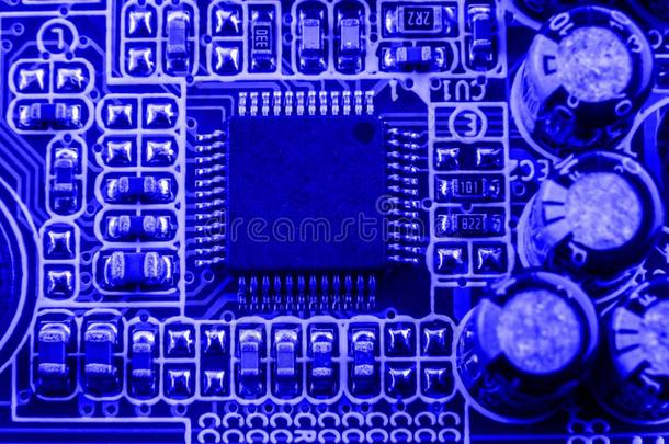 完整的半导体微晶片向蓝色电路板代表