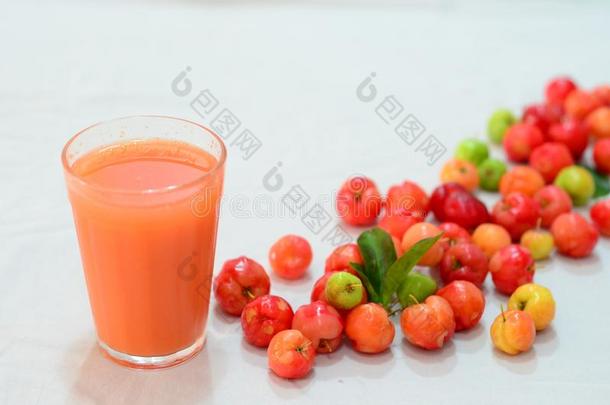 红色的成果和果汁