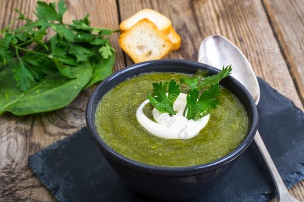 日常饮食和健康的食物.汤浓汤从绿色的蔬菜