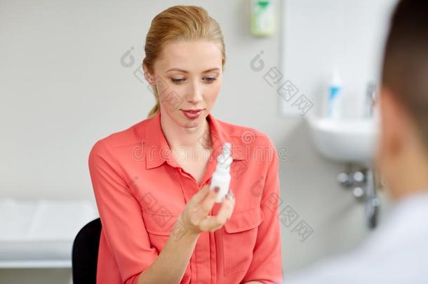 女人和鼻的喷和医生在医院