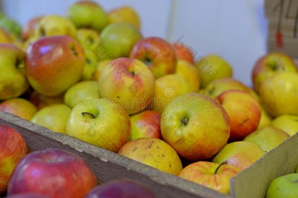 美味的新鲜的红色的苹果在食品杂货店商店.购买&e在n在ural维生素