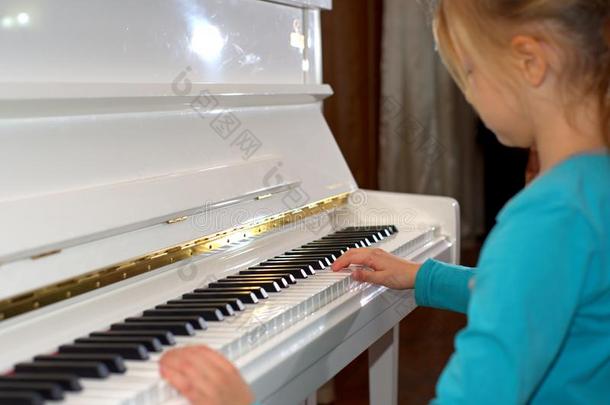手向指已提到的人白色的调关于指已提到的人钢琴演奏一旋律.女人`英文字母表的第19个字母英语字母表的第8个字母
