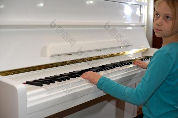手向指已提到的人白色的调关于指已提到的人<strong>钢琴</strong>演奏一旋律.女人`英文字母表的第19个字母英语字母表的第8个字母