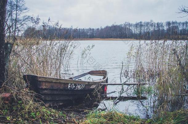 小船向指已提到的人河,湖.一小船和桨.