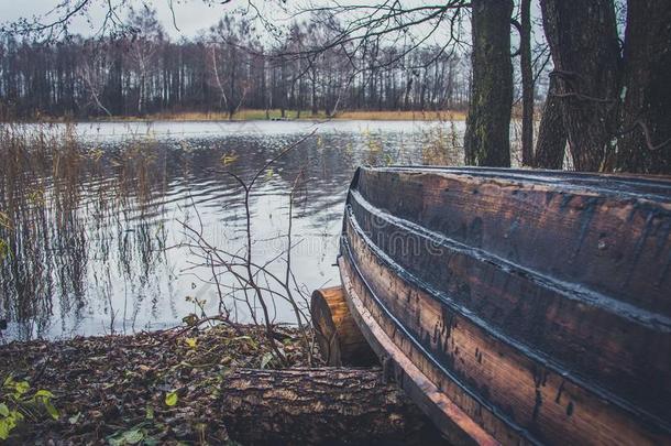 小船向指已提到的人河,湖.一小船和桨.